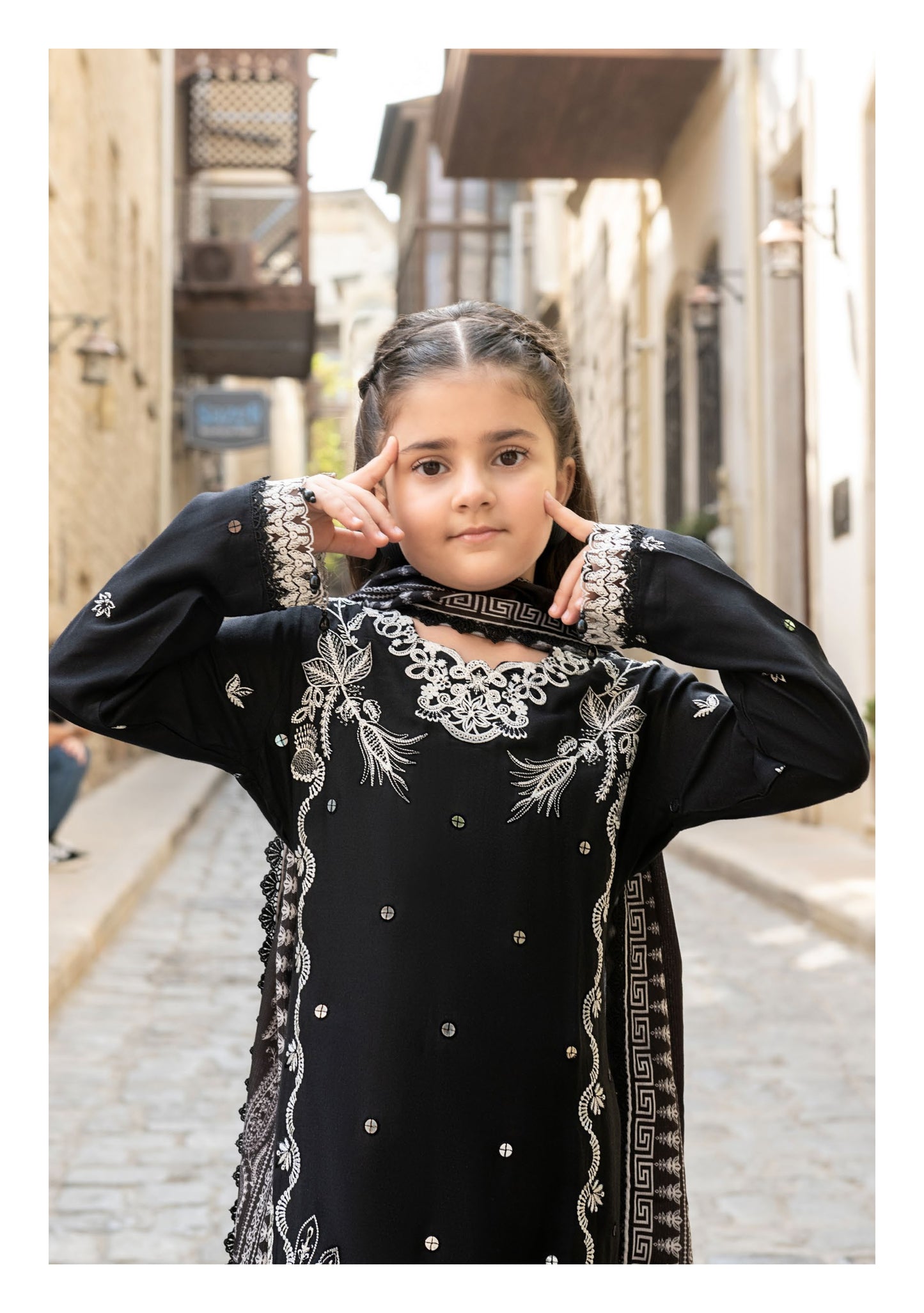 SIMRANS BAKU EMBROIDERED LINEN WITH KOTAIL SHAWLS 3PC EMBROIDERED READYMADE SBL402